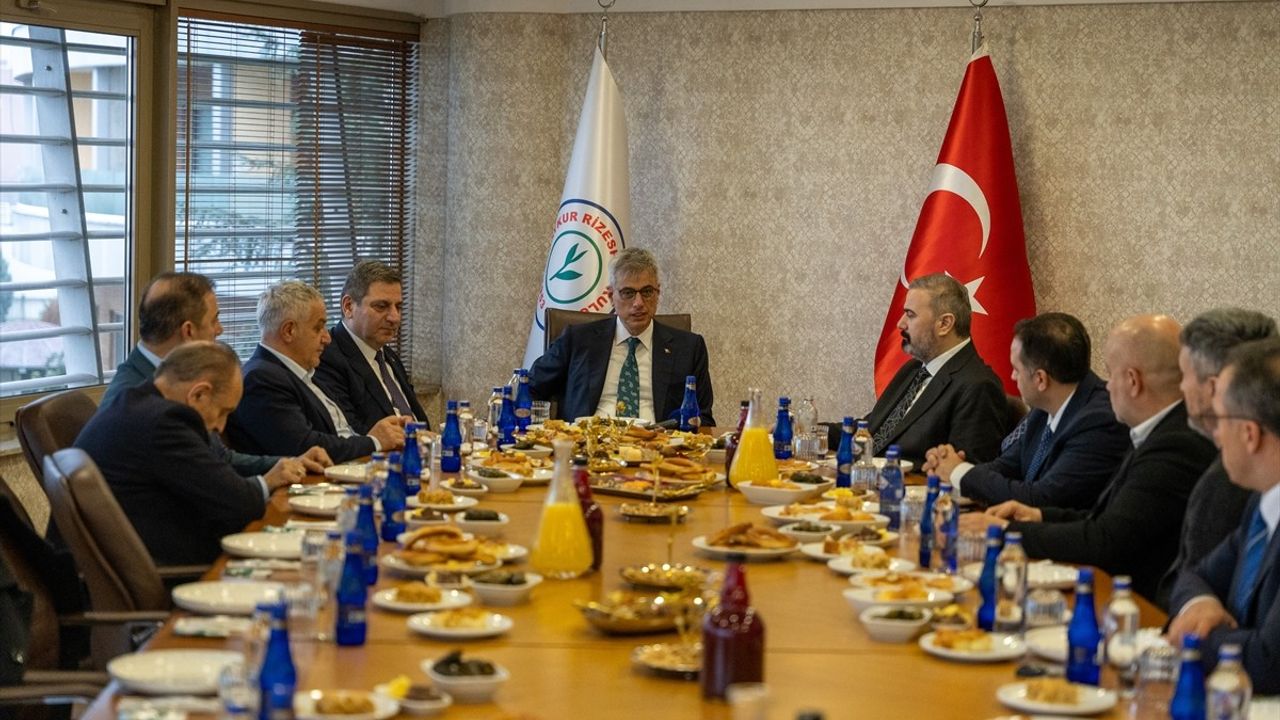 Sağlık Bakanı Kemal Memişoğlu'ndan Çaykur Rizespor Ziyareti