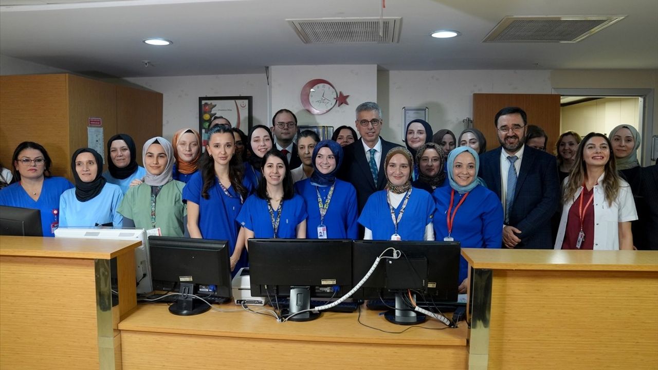 Sağlık Bakanı Memişoğlu, Yeni Yılın İlk Bebeğini Ziyaret Etti