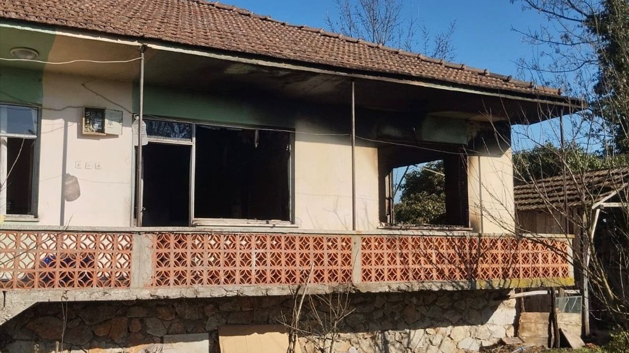 Sakarya'da Ev Yangını: 90 Yaşındaki Kadın Hayatını Kaybetti
