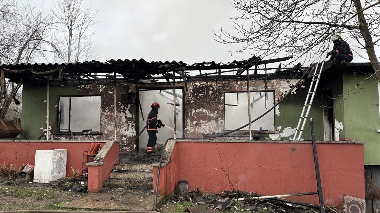 Sakarya'da Yangın Faciası: Tek Katlı Ev Kullanılamaz Hale Geldi