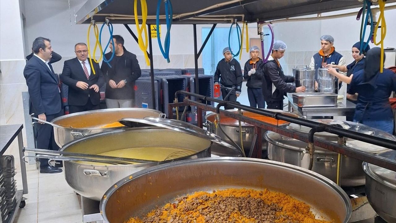 Samsun'daki Meslek Lisesi Günde 4.500 Kişiye Yemek Hazırlıyor