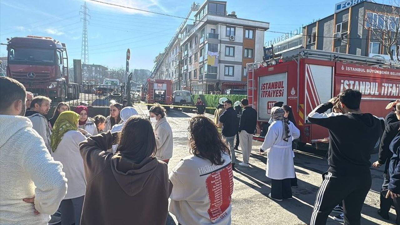 Sancaktepe'de Çatı Katında Yangın: 6 Kişi Hastaneye Kaldırıldı