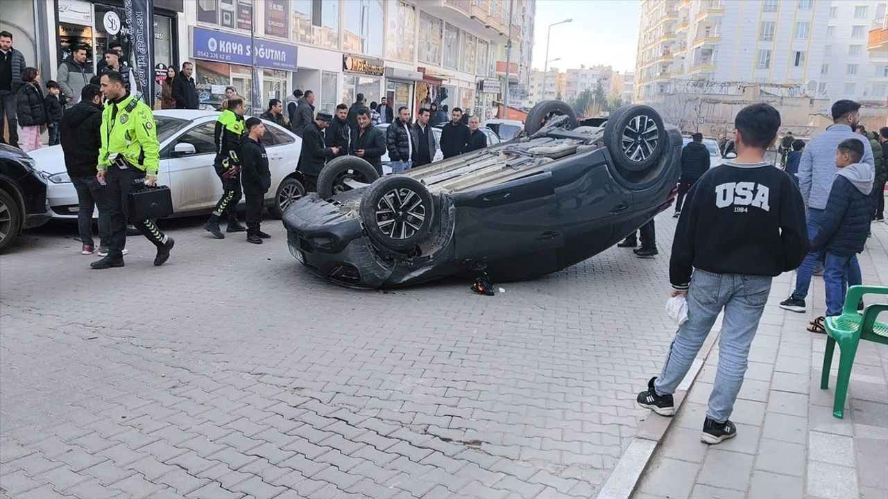 Siirt'te Araç Kazası Güvenlik Kamerasında Görüntülendi