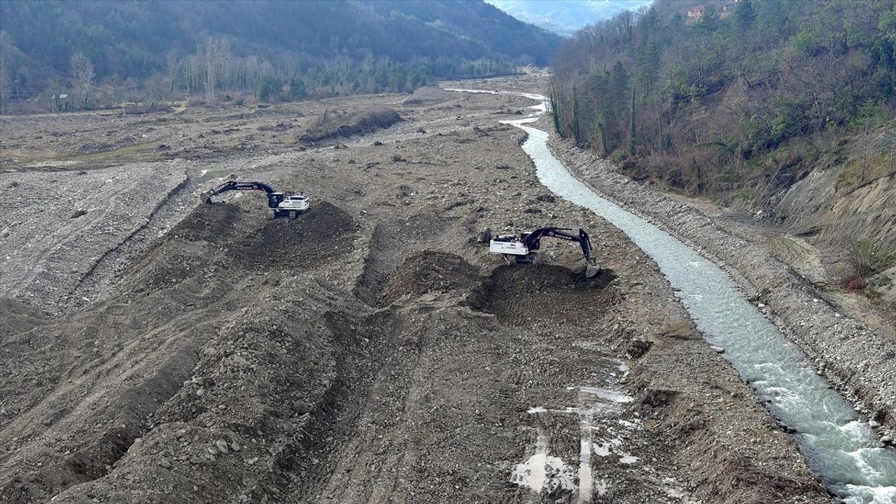 Sinop'ta Selden Etkilenen Irmaklarda 5 Milyon Metreküp Malzeme Tahliyesi