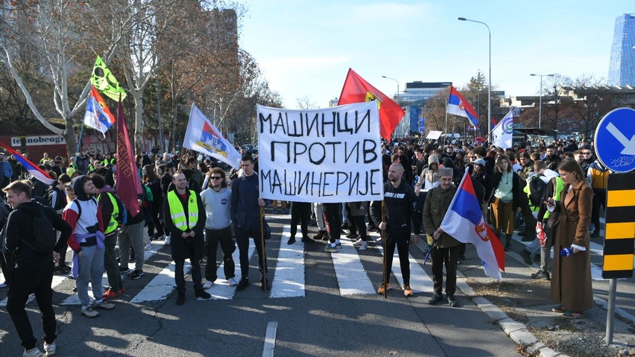 Sırbistan'da Öğrenciler Kazadan Sonra Protestoları Sürdürüyor