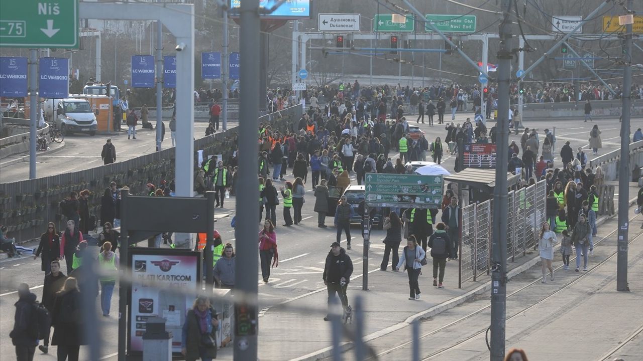 Sırbistan'da Öğrencilerden 24 Saatlik Protesto Eylemi