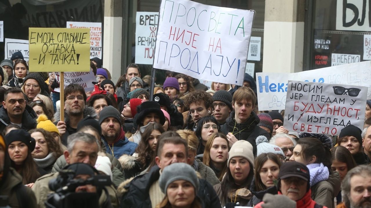 Sırbistan'da Öğretmen Grevi: Çalışma Şartları Protesto Edildi