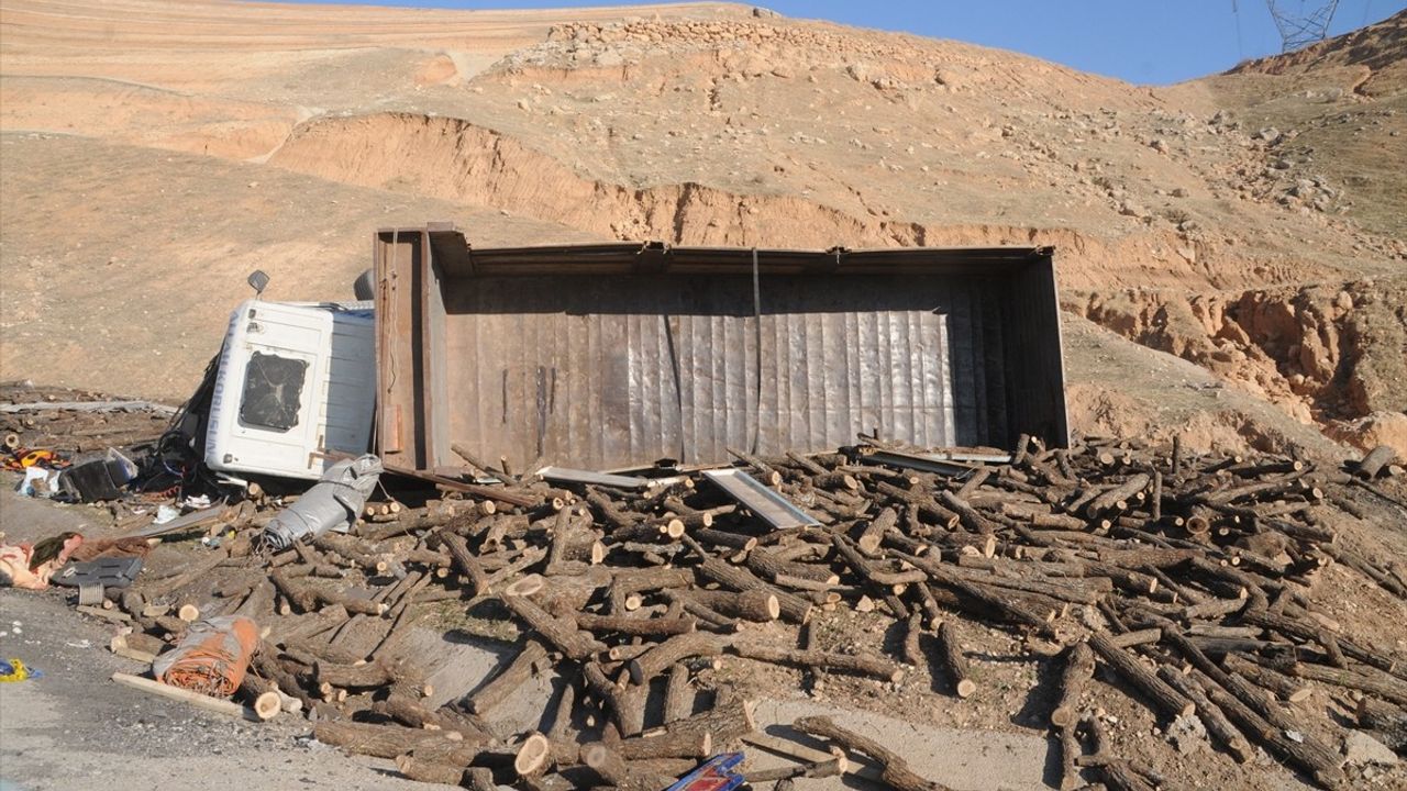 Şırnak'taki Trafik Kazasında İki Kişi Yaralandı