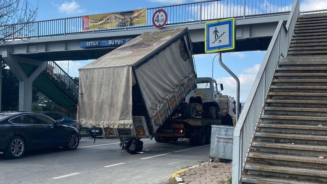 Sultanbeyli'de Üst Geçide Çarpan Kamyon Trafiği Felç Etti