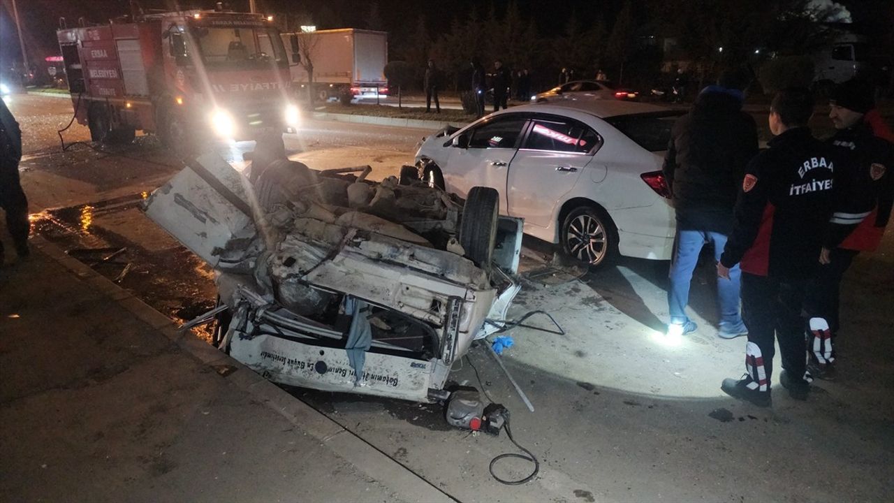 Tokat'ta İki Otomobil Çarpıştı, 3 Yaralı