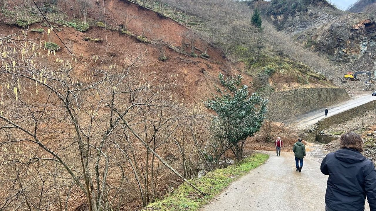 Trabzon'daki Heyelan Cep Telefonu Kamerasıyla Kaydedildi