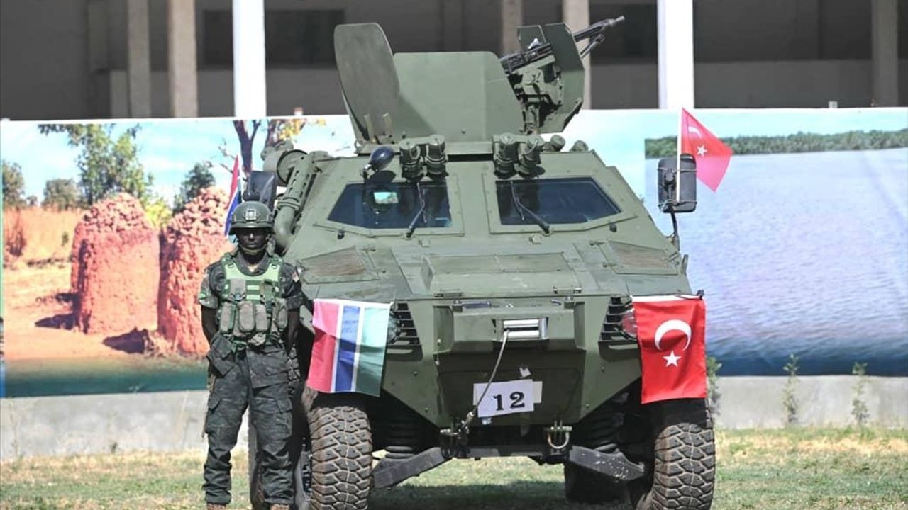 Türkiye, Gambiya'ya Zırhlı Araçlar Teslim Etti