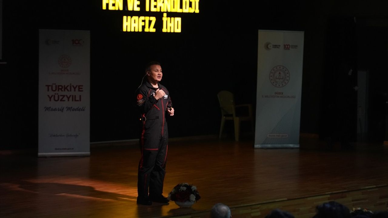 Türkiye'nin İlk Astronotu Gezeravcı, Düzce'de Öğrencilerle Buluştu