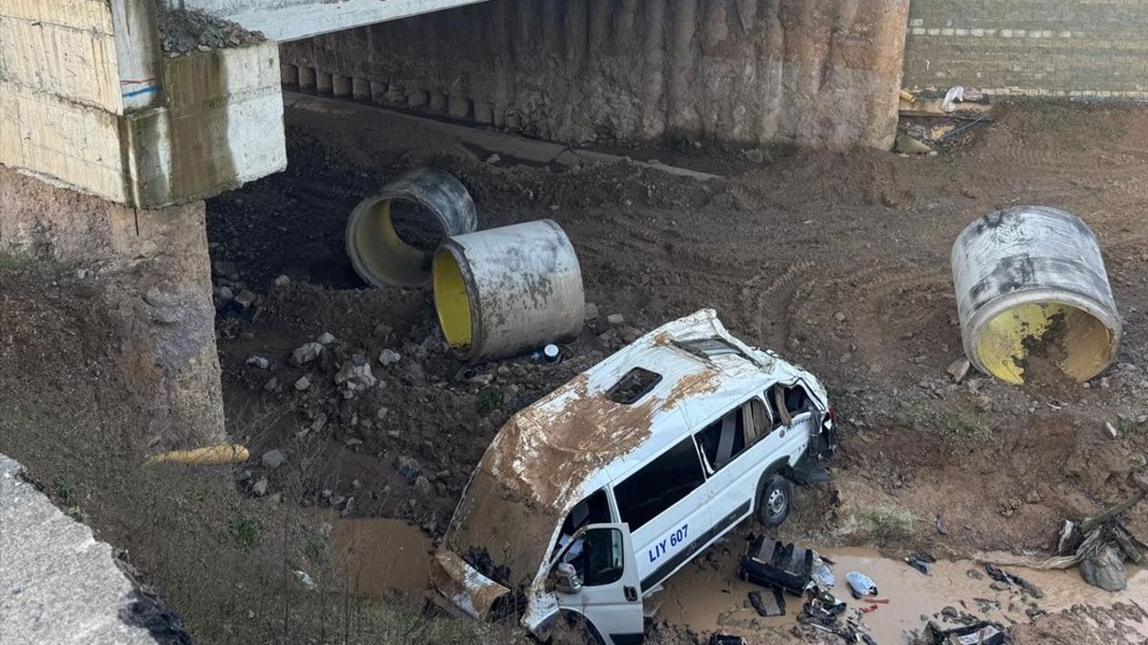 Tuzla'daki Servis Minibüsü Kazasında 16 Kişi Yaralandı