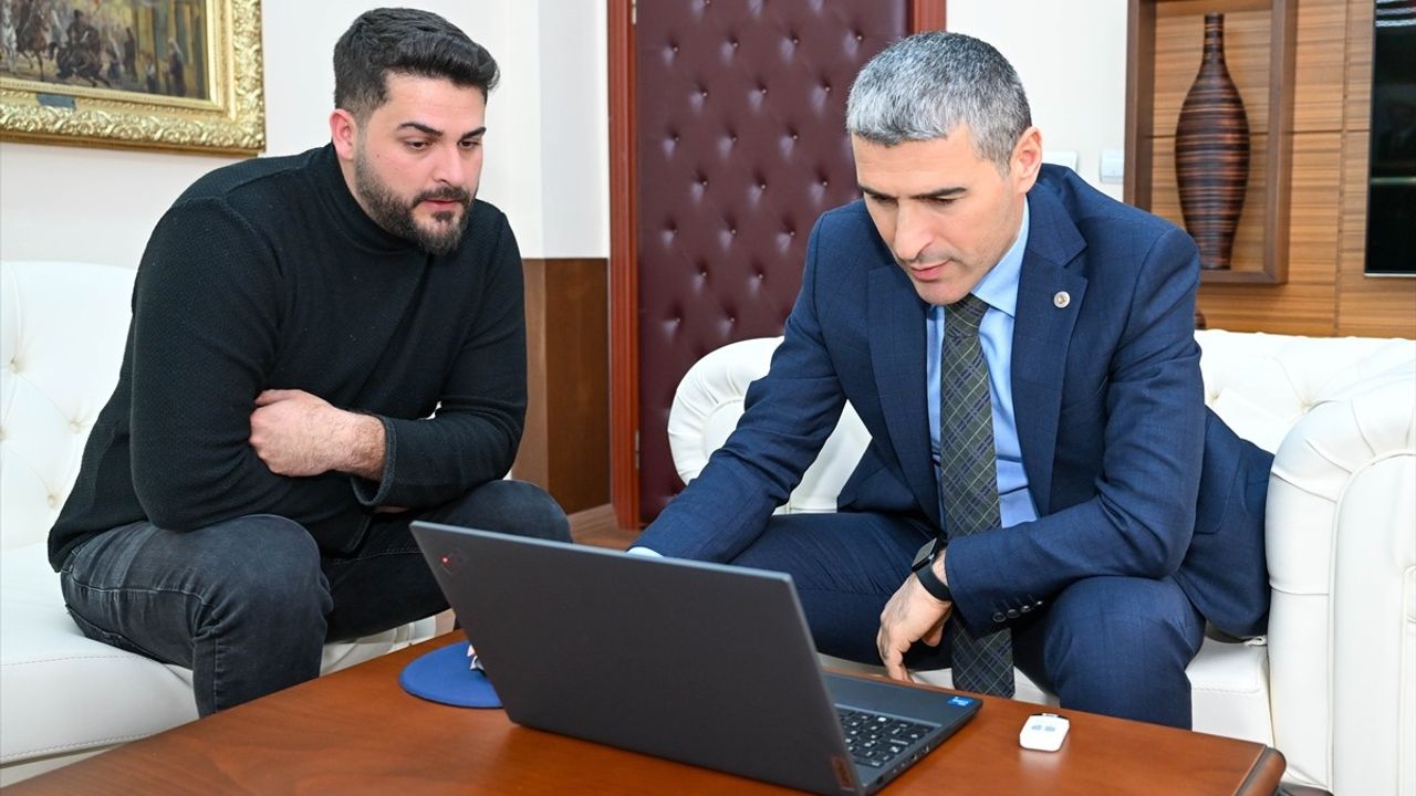 Uşak Valisi Naci Aktaş, Anadolu Ajansı’nın Yılın Kareleri Oylamasına Katıldı