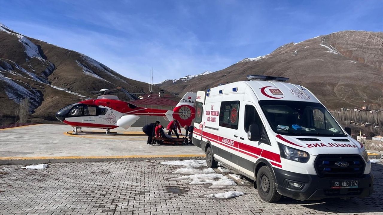 Van'da Ambulans Helikopterle Hamile Kadınlar Hastaneye Sevk Edildi