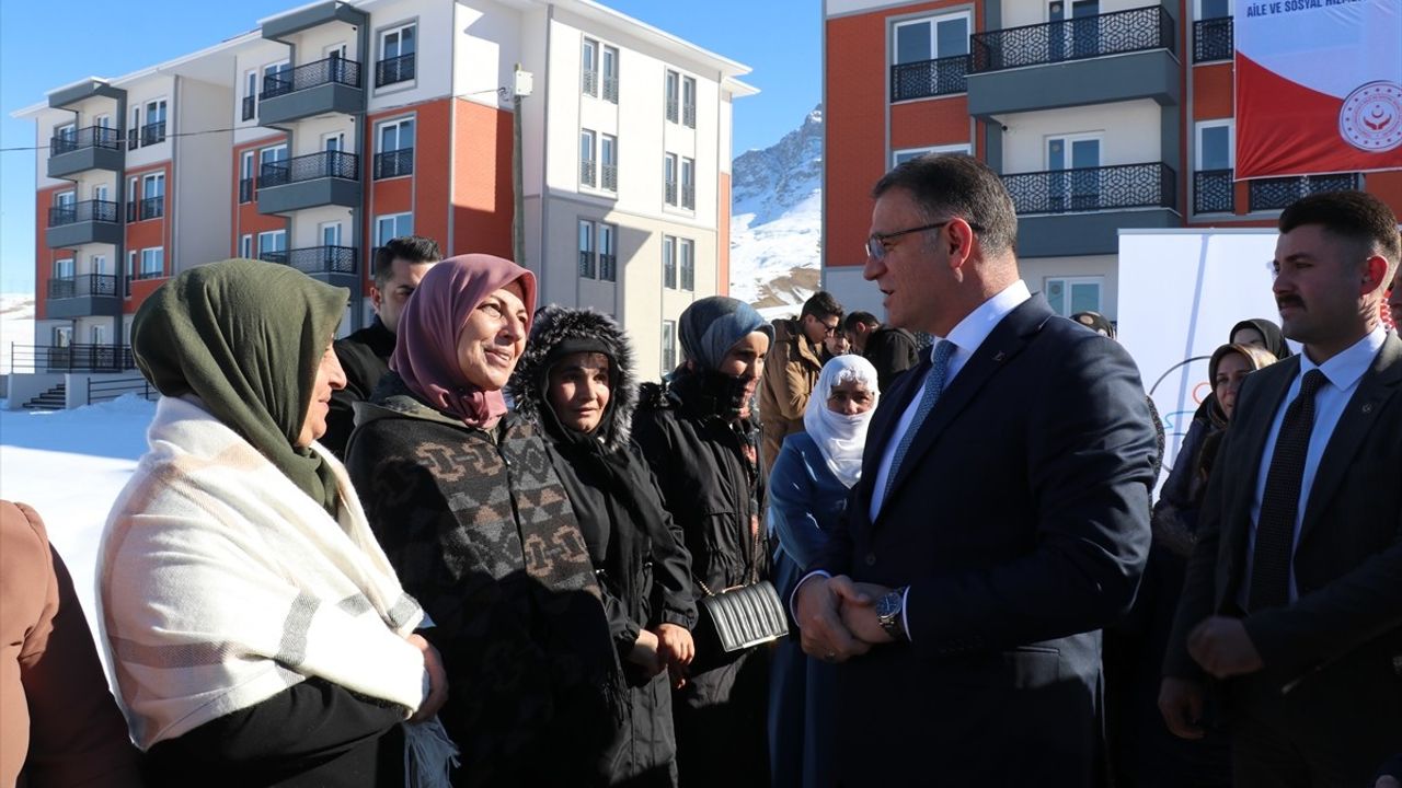 Van'da Eşini Kaybeden 51 Kadına Yeni Konut