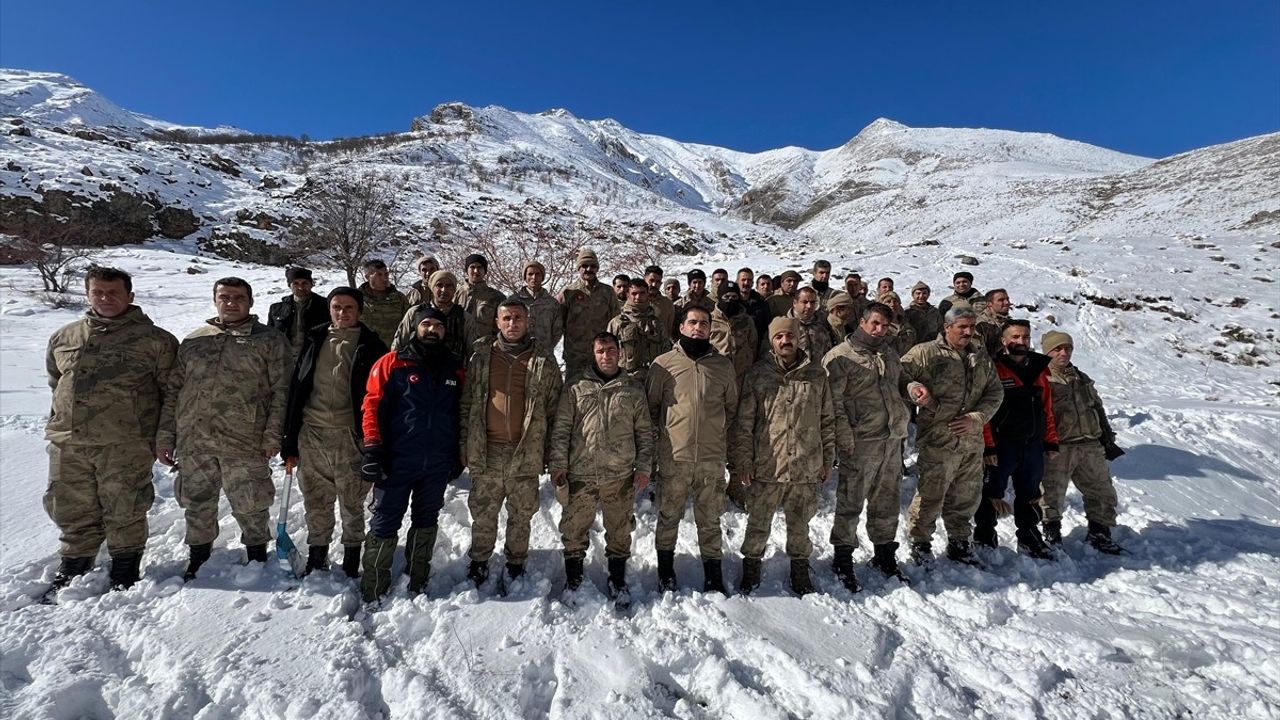 Van'da Güvenlik Korucularına Çığda Arama Kurtarma Eğitimi