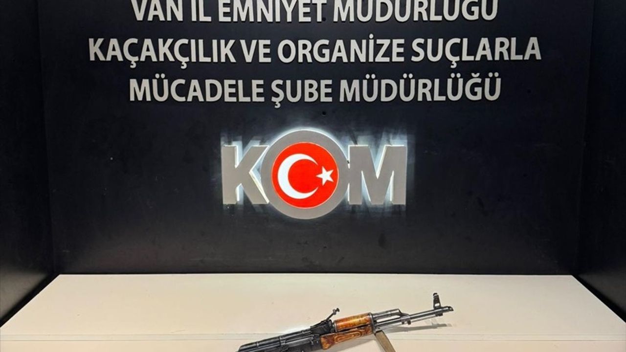 Van'da Kaçakçılık Operasyonu: Uzun Namlulu Silah ve Gümrük Kaçağı Malzeme Ele Geçirildi