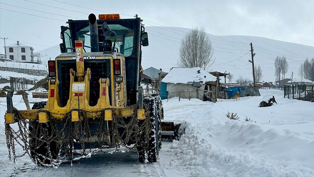 Van'da Kapanan Yollar Yeniden Ulaşıma Açıldı