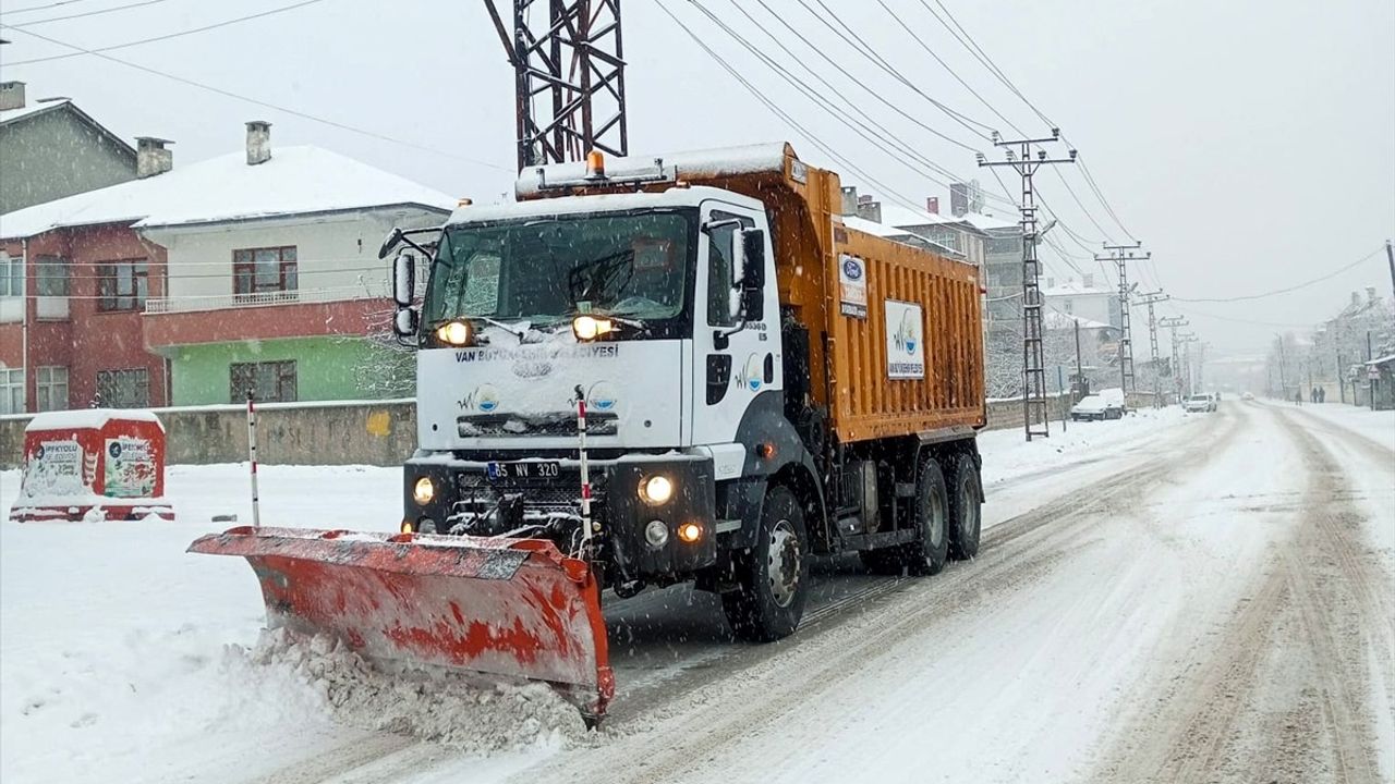 Van'da Kar Yağışı Hayatı Olumsuz Etkiledi