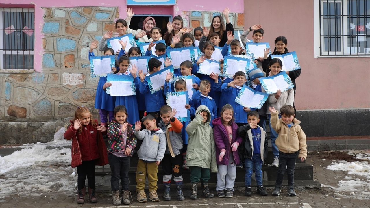 Van'da Öğrencilerden Anlamlı Kutlama