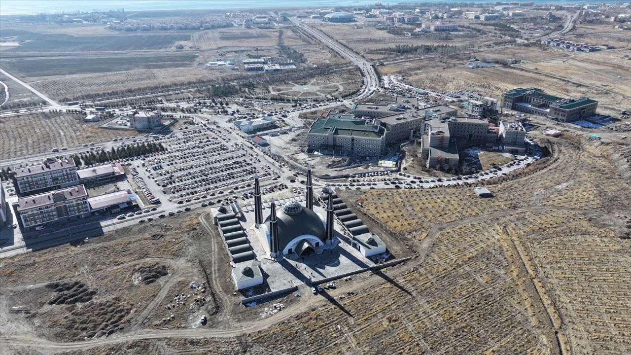 Van'da Tıbbiye Camisi'nde İlk Cuma Namazı Kılındı