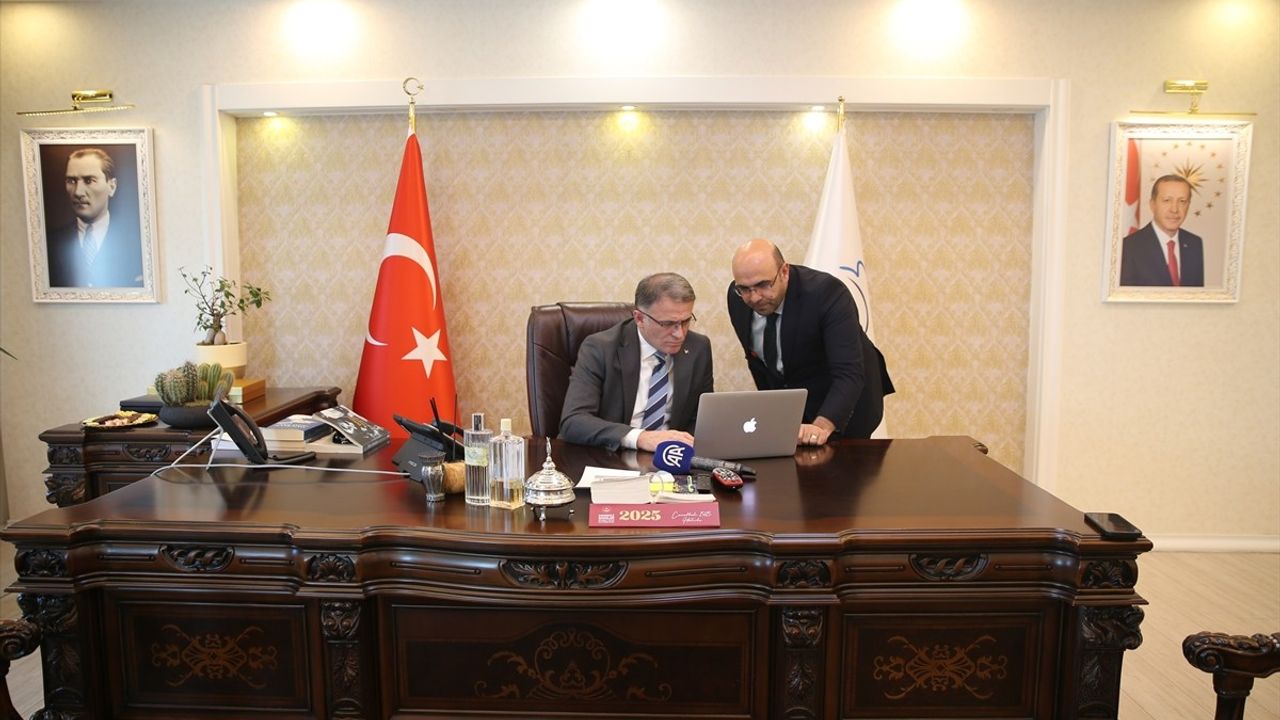 Van Valisi Ozan Balcı, Anadolu Ajansı'nın Yılın Kareleri Oylamasına Katıldı