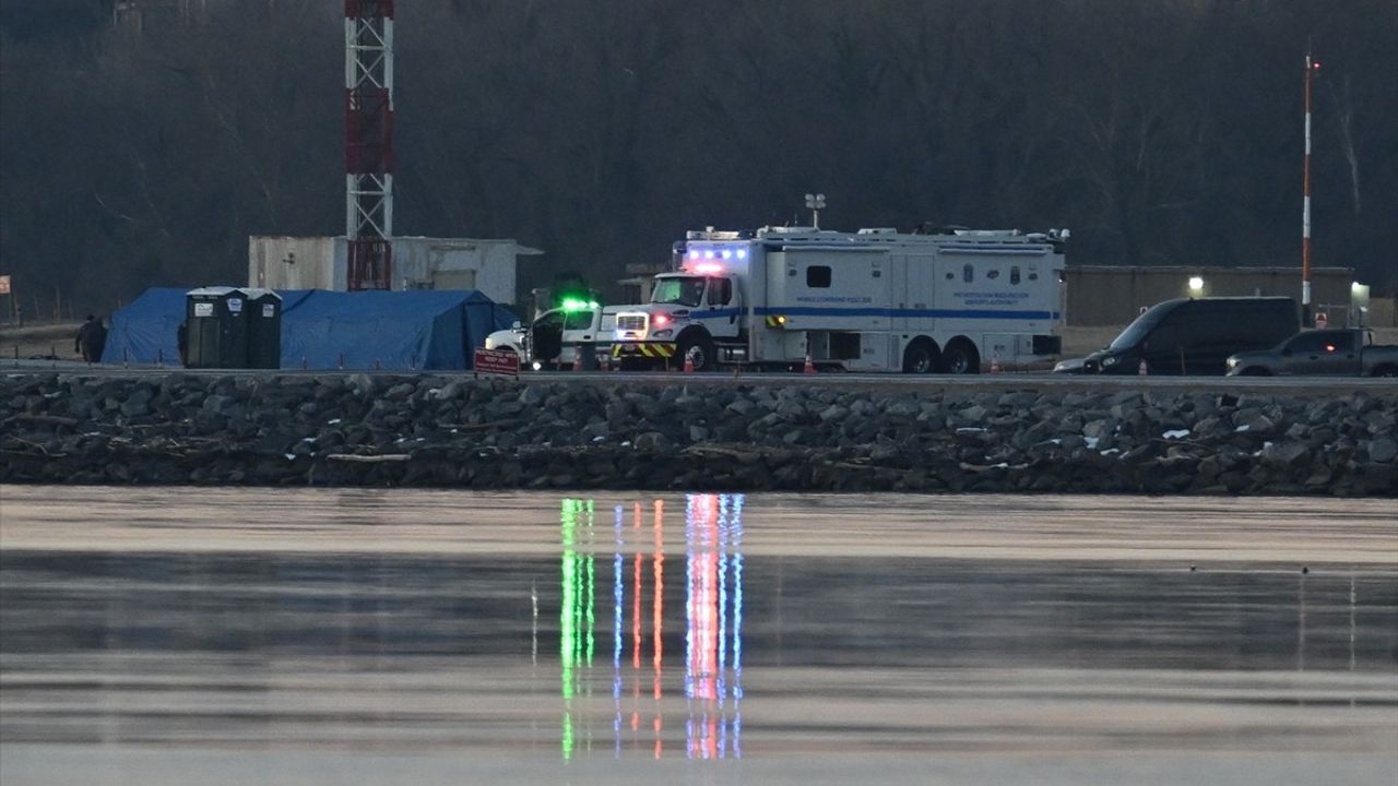 Washington'da Uçak ve Askeri Helikopter Çarpıştı