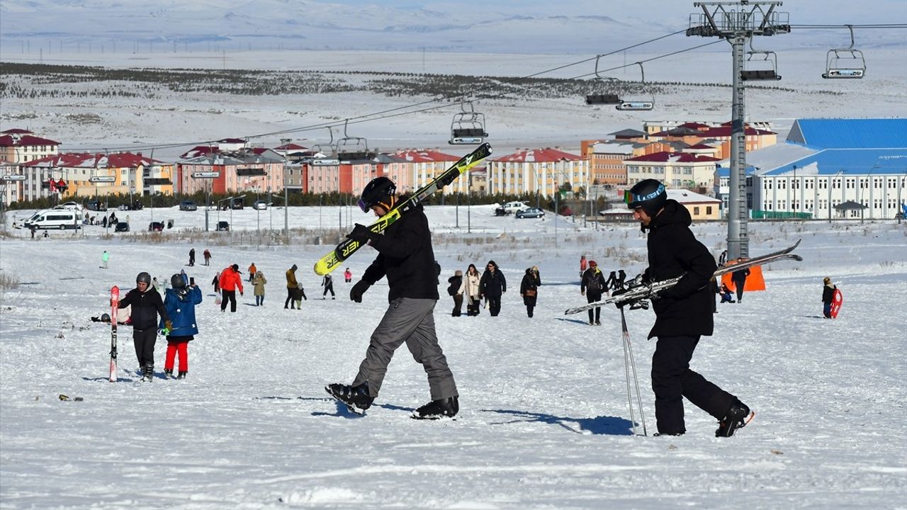 Yeni Yılda Palandöken ve Sarıkamış'ı Kayakseverler Doldurdu