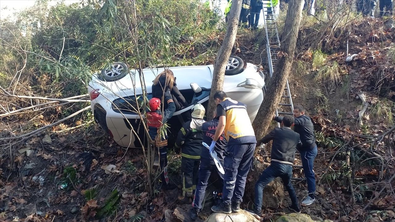 Yunusemre'de Otomobil Dere Yatağına Düştü: 1 Yaralı