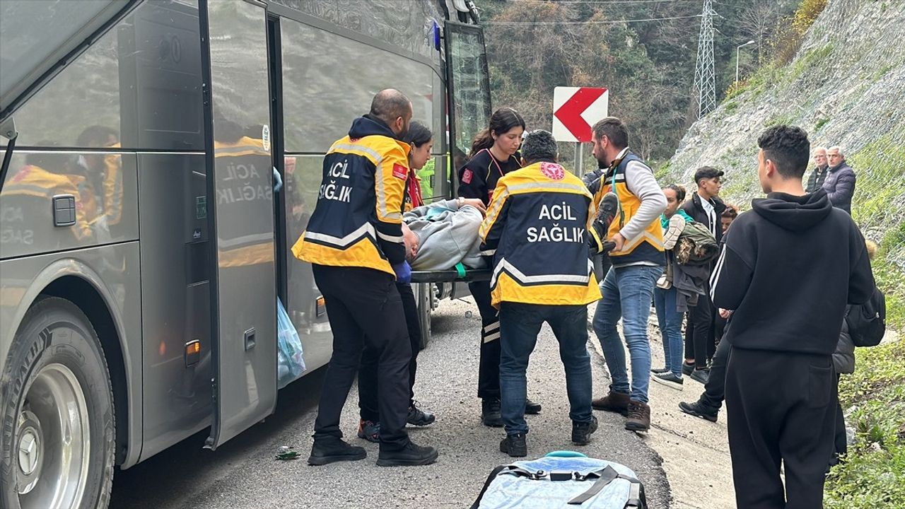 Zonguldak'ta Tünel Duvarına Çarpan Otobüste 3 Yaralı