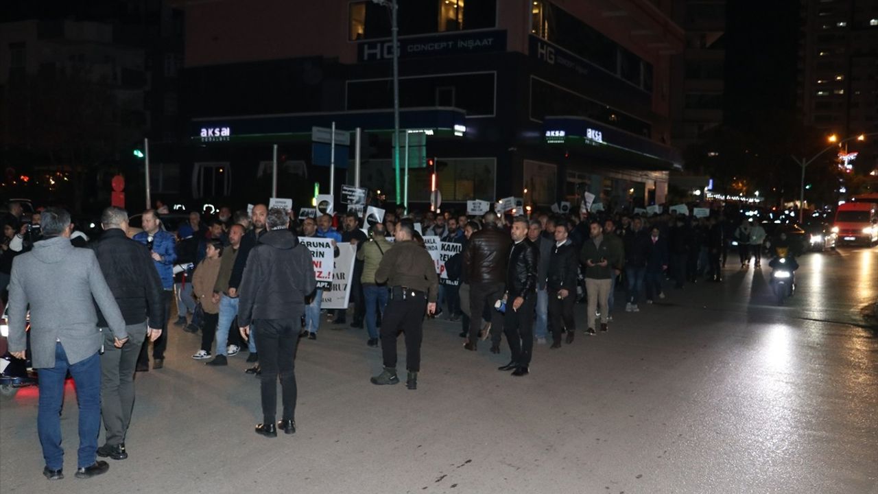 Adana'da Depremde Hayatını Kaybedenler İçin Anma Yürüyüşü Düzenlendi