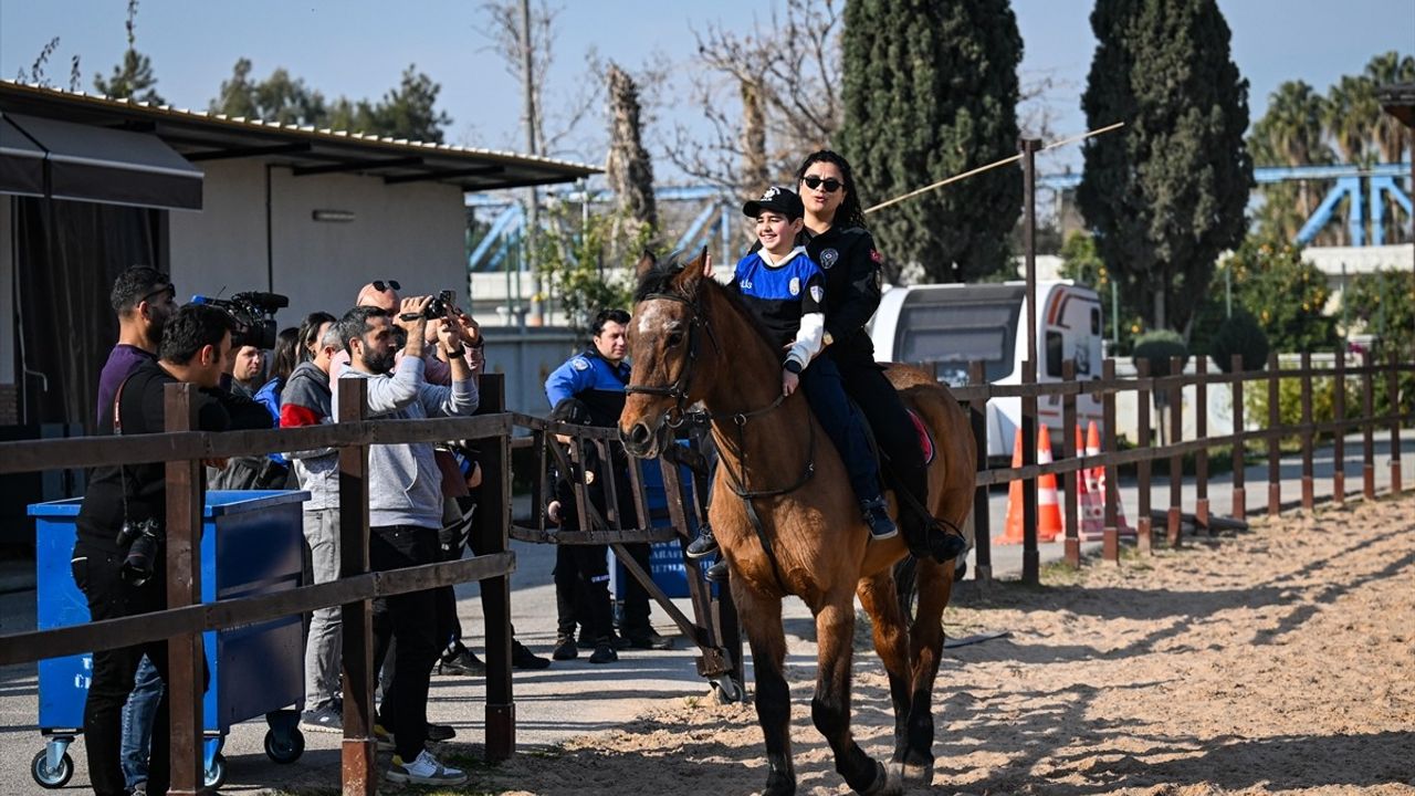 Adana'da İlkokul Öğrencileri Atlı Polislerle Buluştu