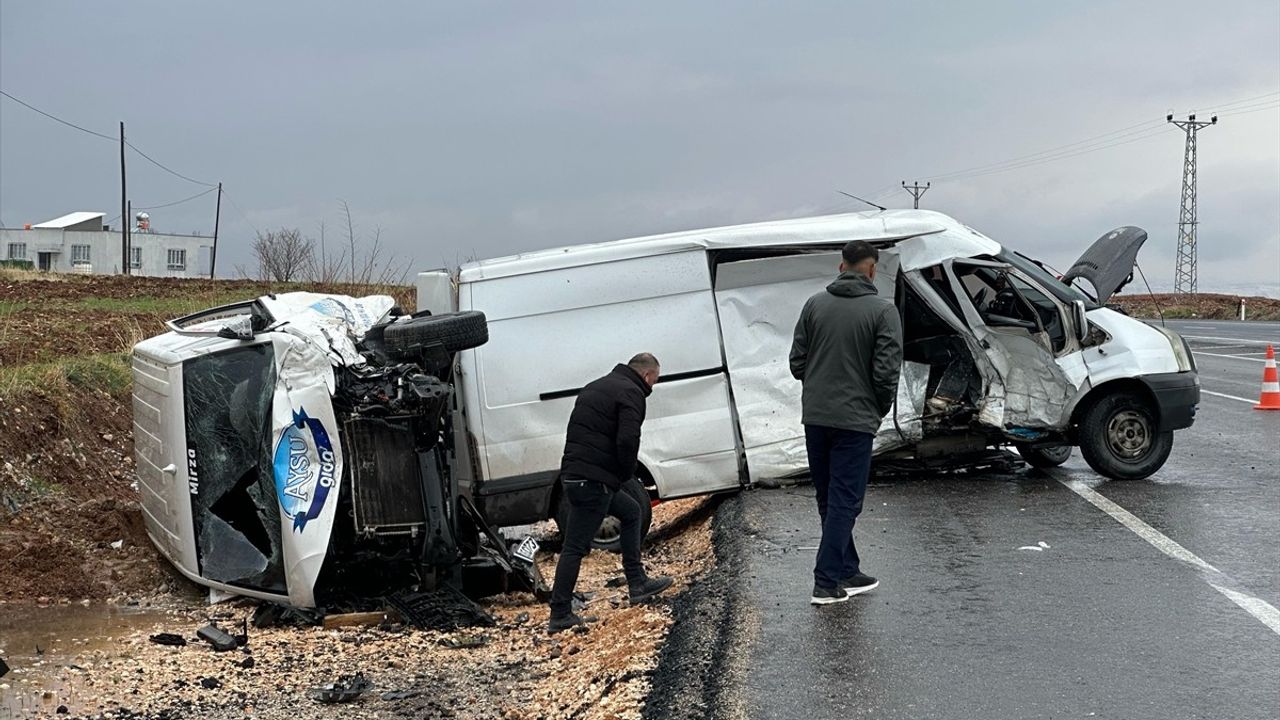 Adıyaman'da İki Minibüs Çarpıştı: 5 Yaralı