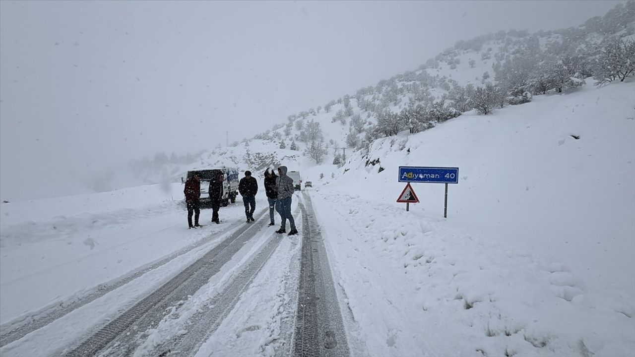 Adıyaman'da Kar Yağışı 122 Köy ve Mezra Yolunu Kapatı