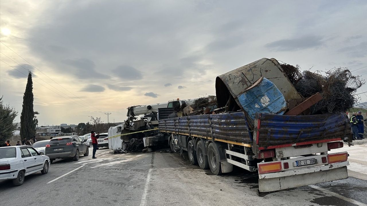 Adıyaman'da Tır ile Vinç Çarpıştı: 2 Ağır Yaralı