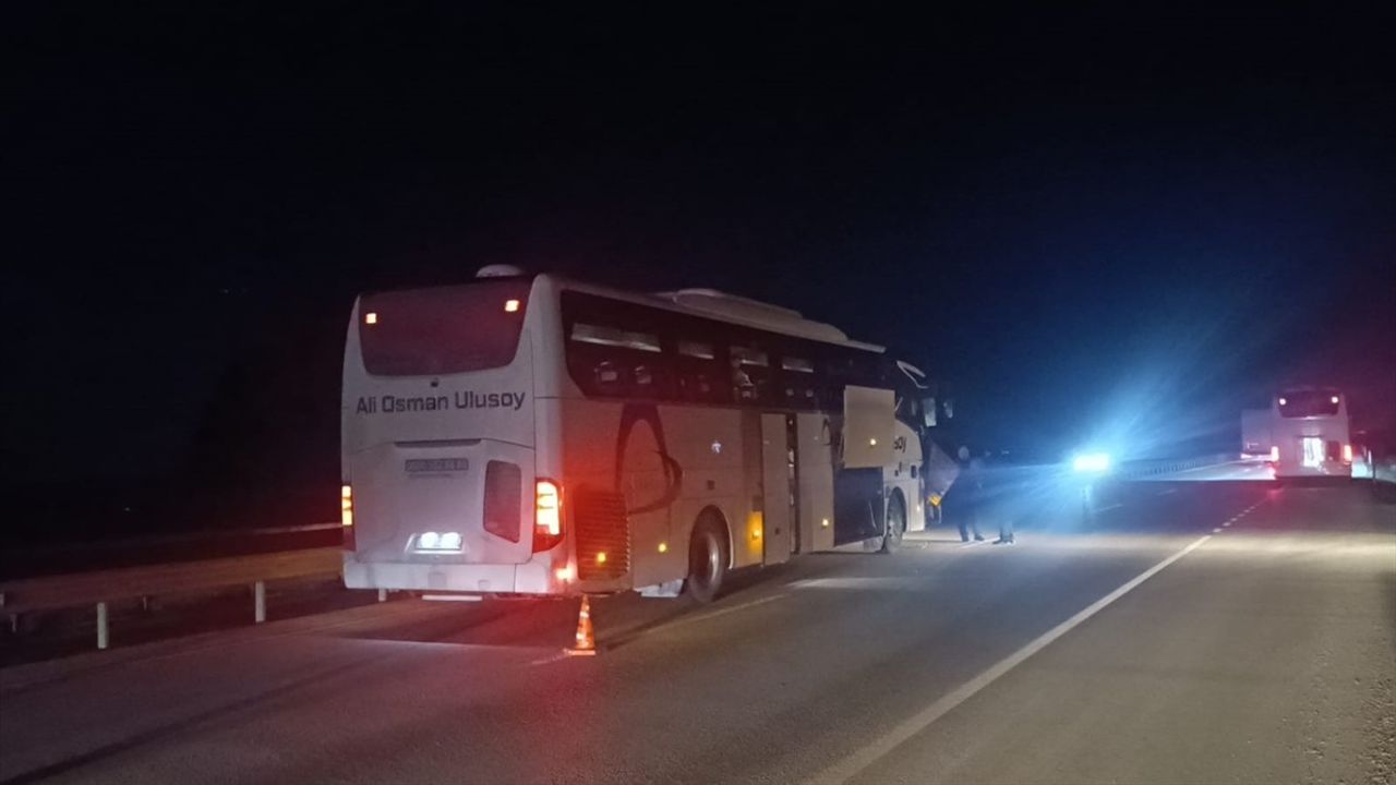 Afyonkarahisar'da Yolcu Otobüsü Tıra Çarptı, 6 Yaralı