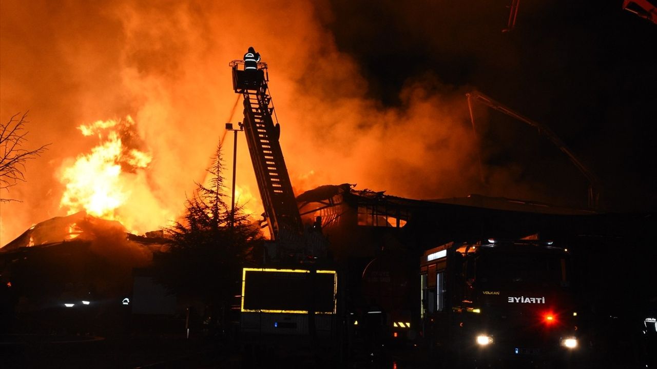 Afyonkarahisar'daki Fabrika Yangınına Müdahale Devam Ediyor