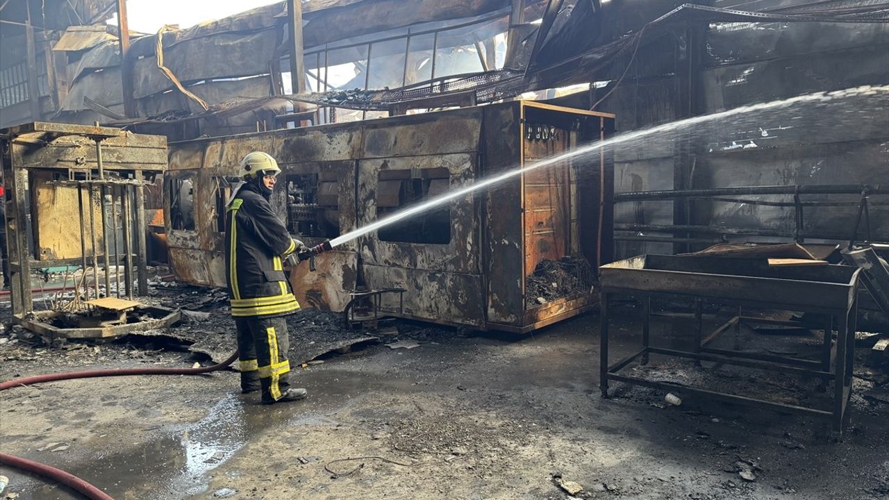 Afyonkarahisar'daki Fabrikada Yangın Sonrası Soğutma Çalışmaları Devam Ediyor