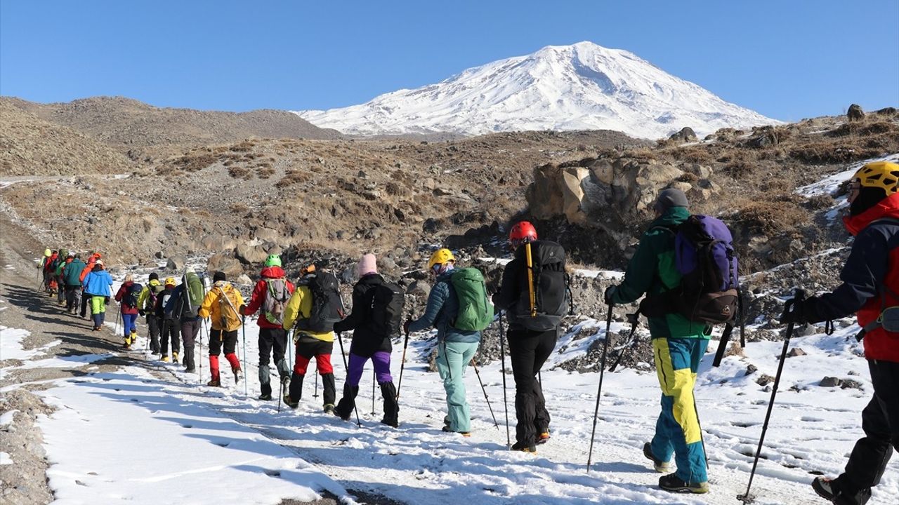 Ağrı Dağı'nda Kış Tırmanışı Başarıyla Tamamlandı