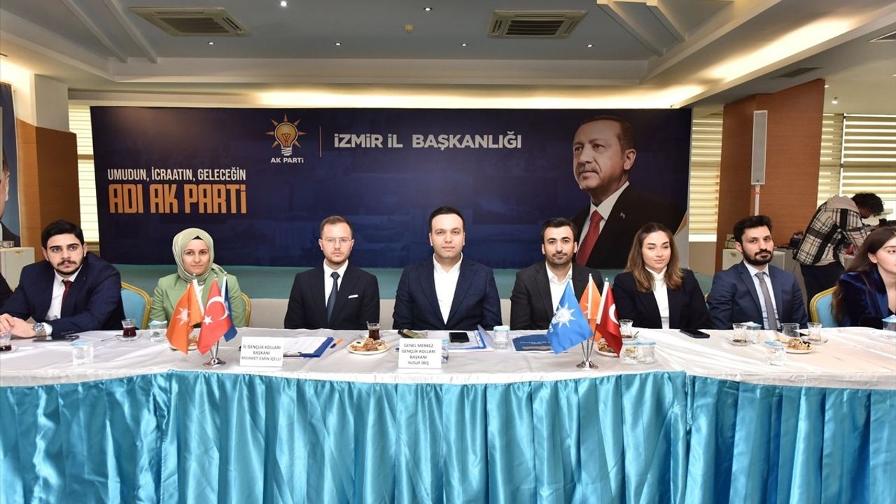 AK Parti Gençlik Kolları İzmir'de Yeni Projeleri Tartıştı