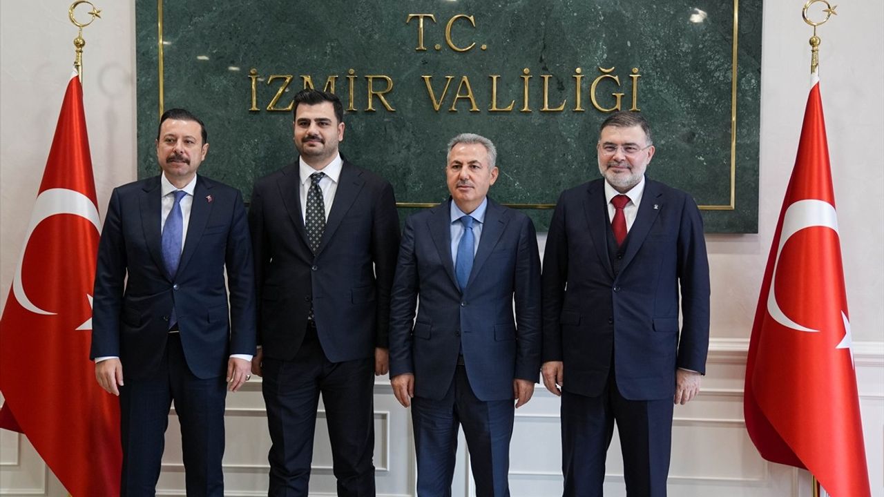 AK Parti Genel Sekreteri Eyyüp Kadir İnan İzmir'de Ziyaretlerde Bulundu