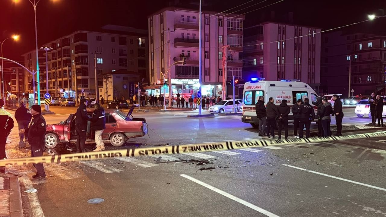 Aksaray'da Trafik Kazası: 4 Yaralı