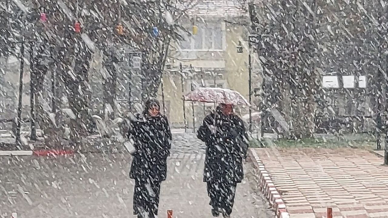 Amasya'da Kar Yağışı Etkili Oluyor