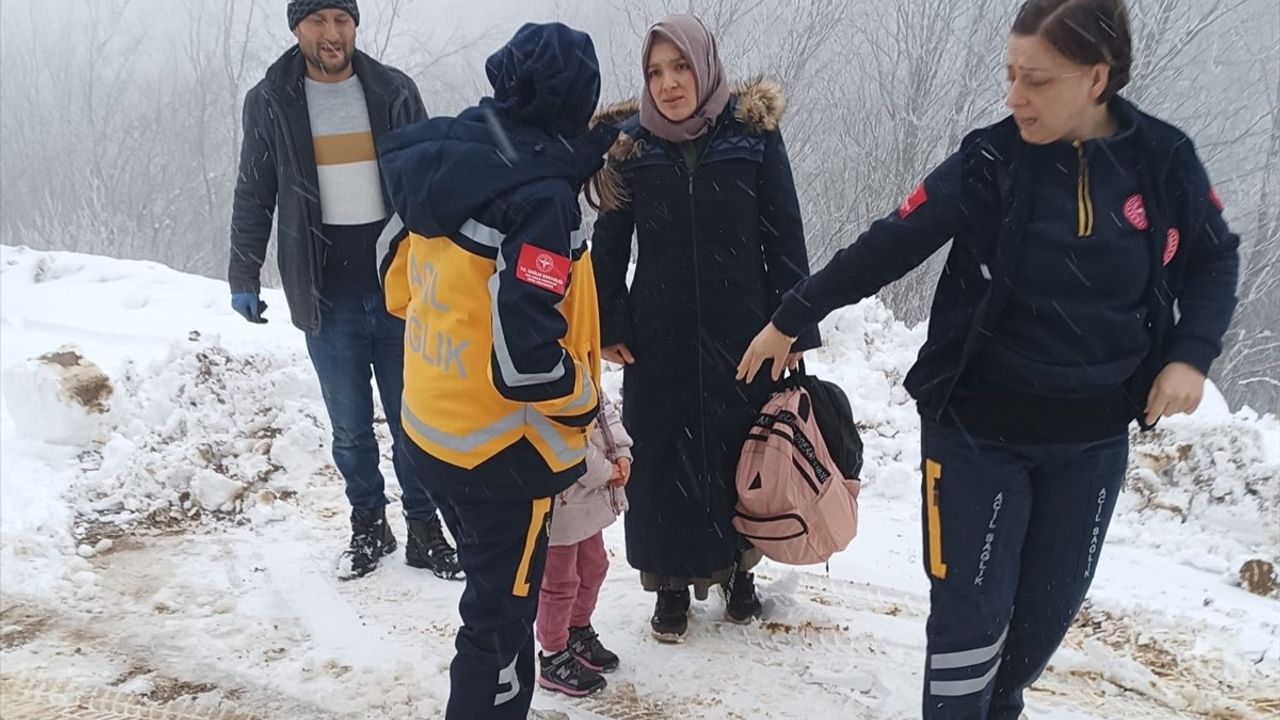 Amasya'da Karla Mücadele: Hasta Çocuk Ambulansla Hastaneye Ulaştırıldı