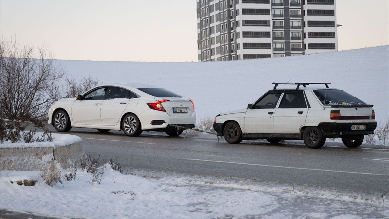 Ankara'da Buzlanma Trafiği Olumsuz Etkiliyor