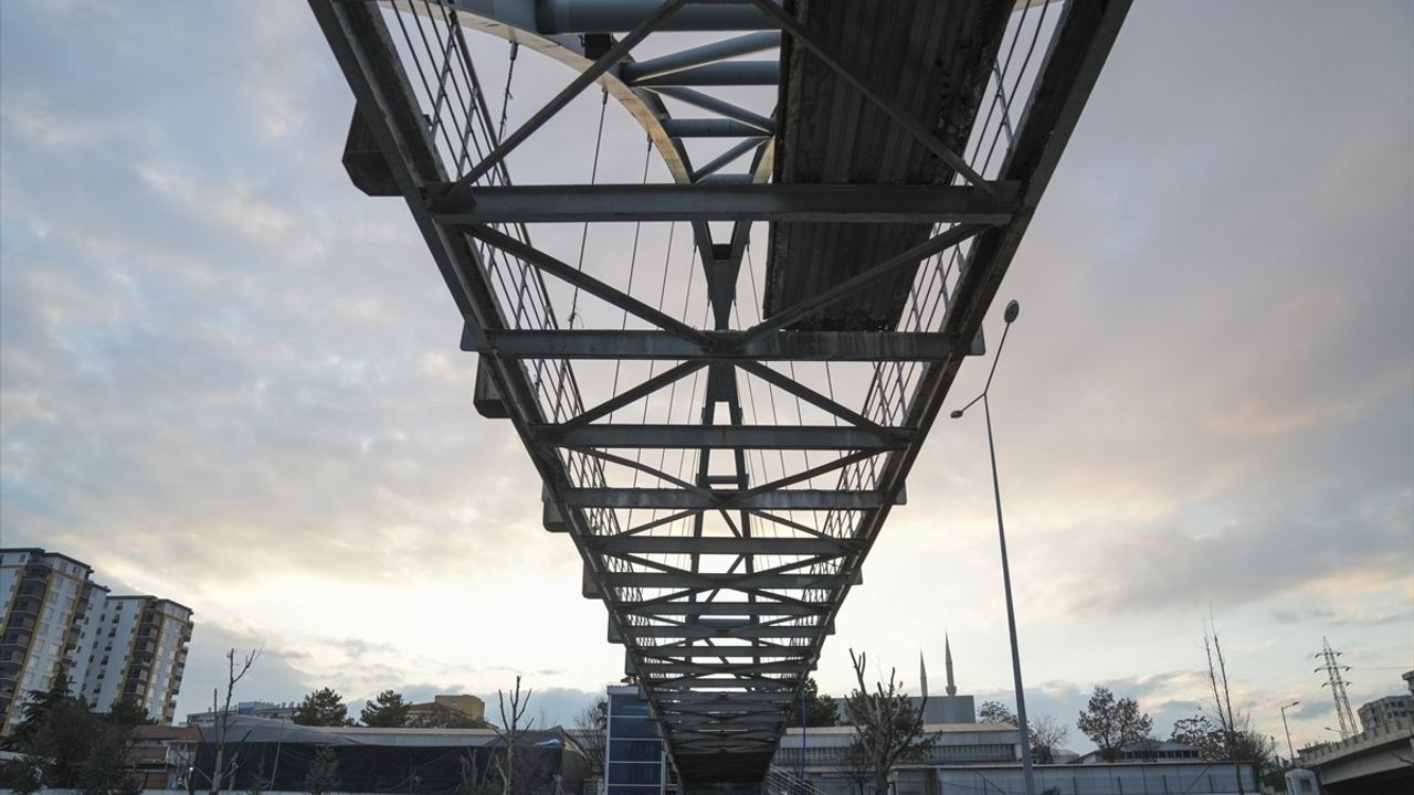 Ankara'da Üst Geçit Onarımları Trafiği Olumsuz Etkiliyor