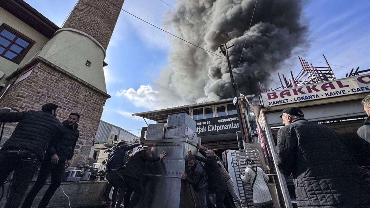 Ankara'da Yangın Paniği: 3 Dükkan Zarar Gördü