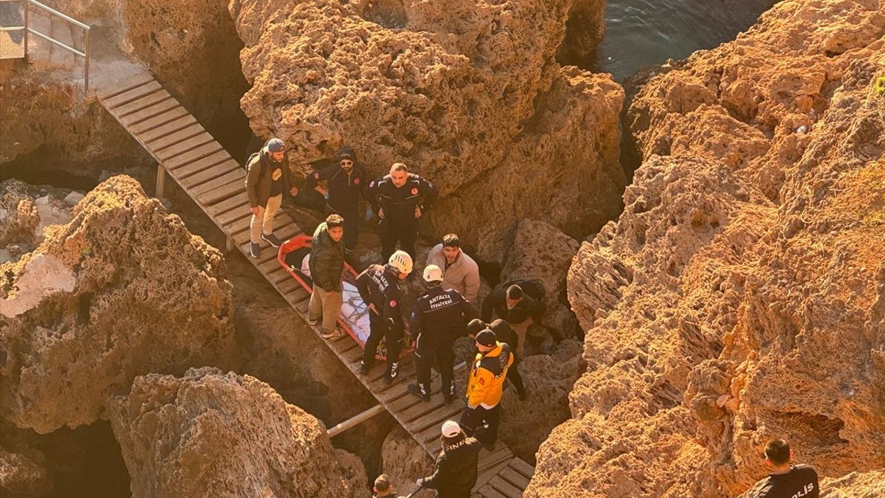 Antalya'da Falezlerden Düşen Genç Kız Hastaneye Kaldırıldı